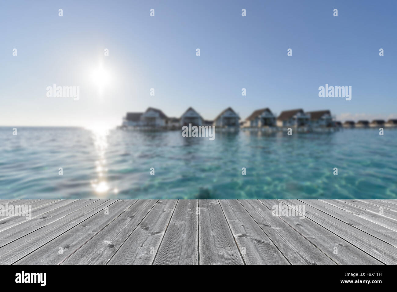 Tabla de madera delante de la superficie de agua de lujo bungalow ocean view Foto de stock