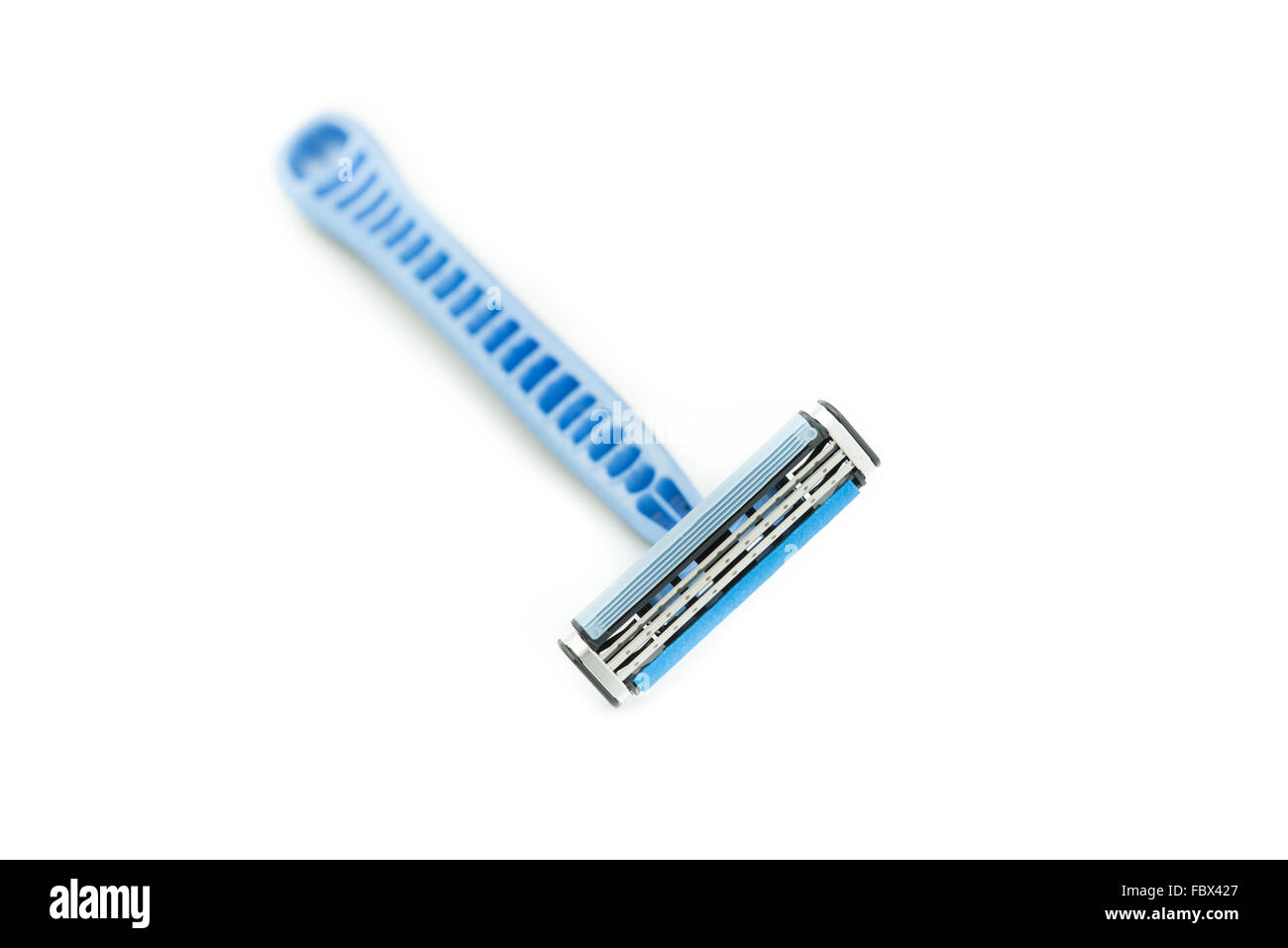 Triple cuchillas de afeitar para hombres afeitarse en recipiente de vidrio claro y azul, espuma, gel de afeitado aislar antecedentes Foto de stock