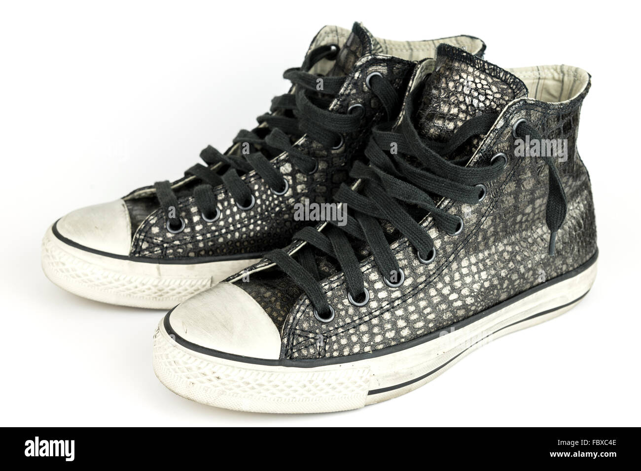 Vintage, zapatos de piel de cocodrilo negra aislar el fondo blanco, botas  Fotografía de stock - Alamy