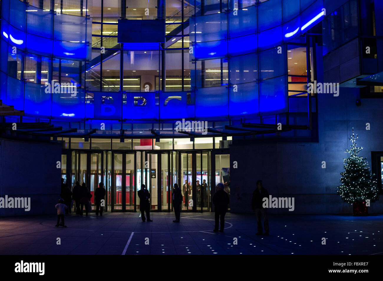 Árbol de Navidad fuera de la BBC Broadcasting House en Great Portland Street, presentando: atmósfera Donde: Londres, Reino Unido cuando: 19 dic 2015 Foto de stock