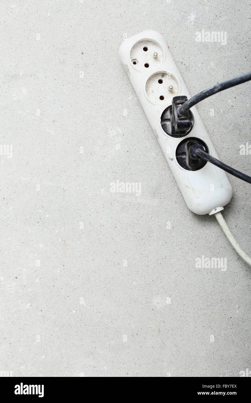 Muchos enchufes conectados a la regleta con interruptores individuales  Fotografía de stock - Alamy