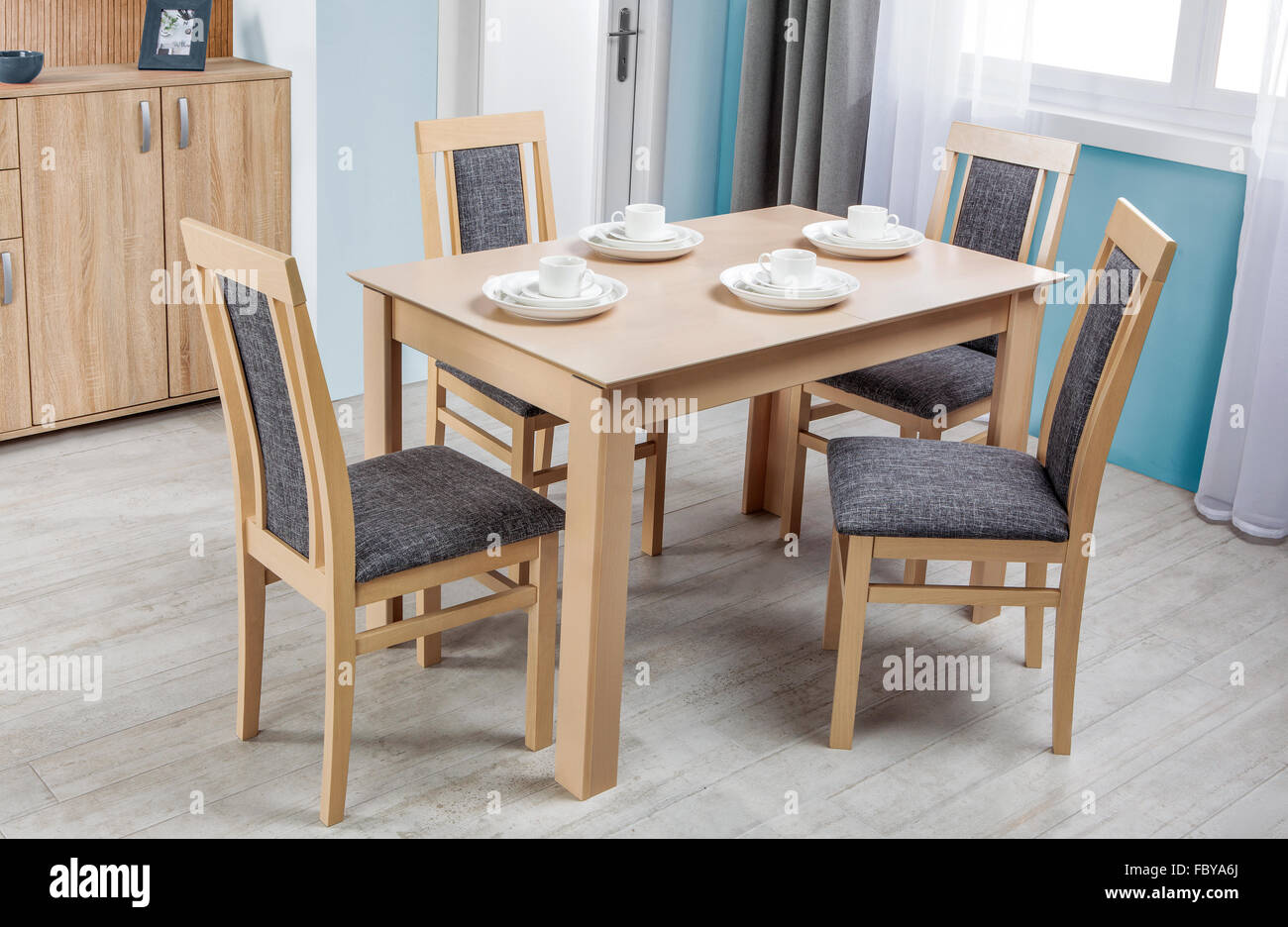 Sencilla mesa de comedor y sillas de madera en el interior - studio ambient  habitación Fotografía de stock - Alamy