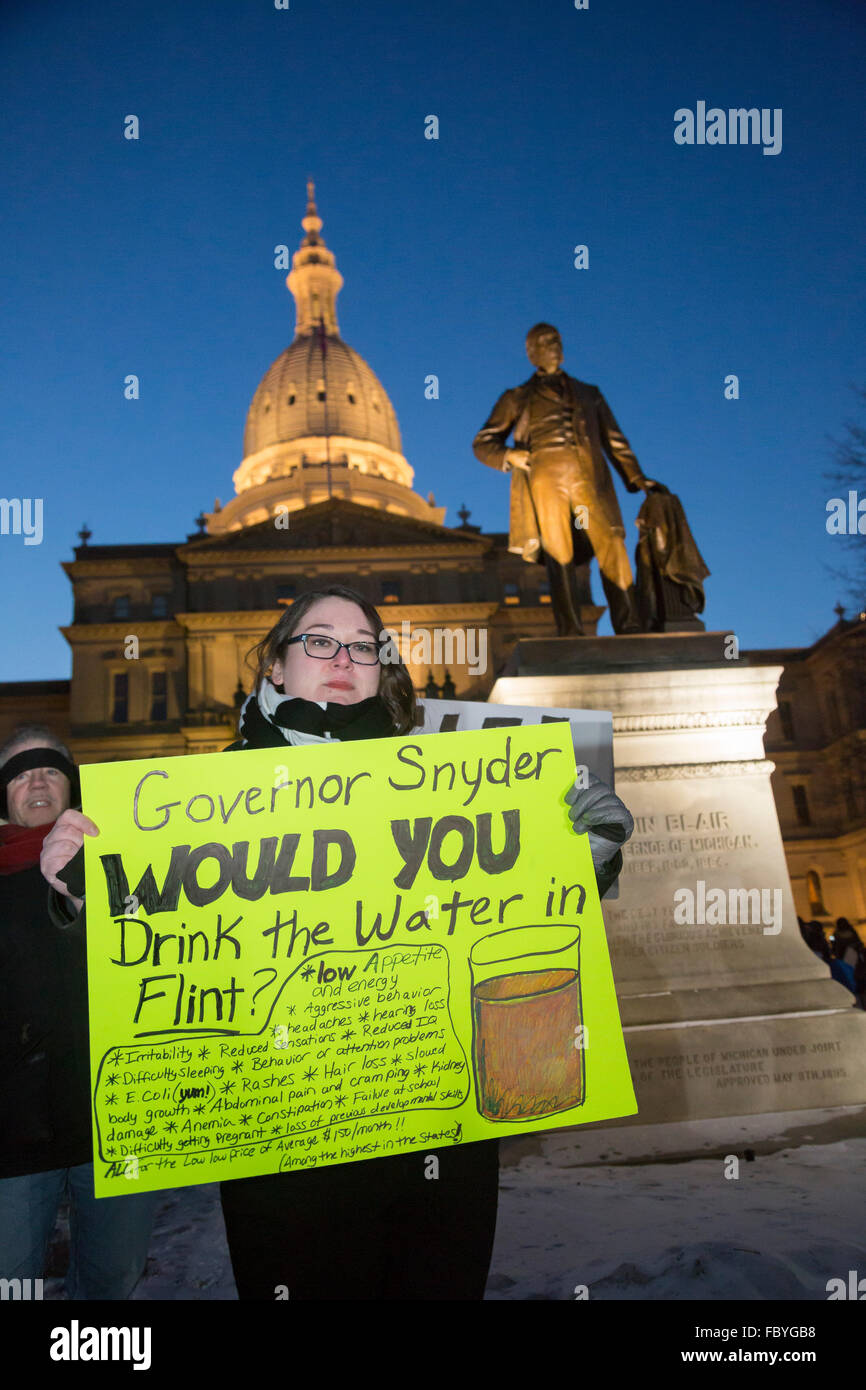 Lansing, Michigan - Trabajo y activistas comunitarios piquete Gobernador Rick Snyder anual sobre el estado de la intervención estatal, pidiendo que dimita porque el estado de la gestión de la crisis de agua en piedra. Crédito: Jim West/Alamy Live News Foto de stock