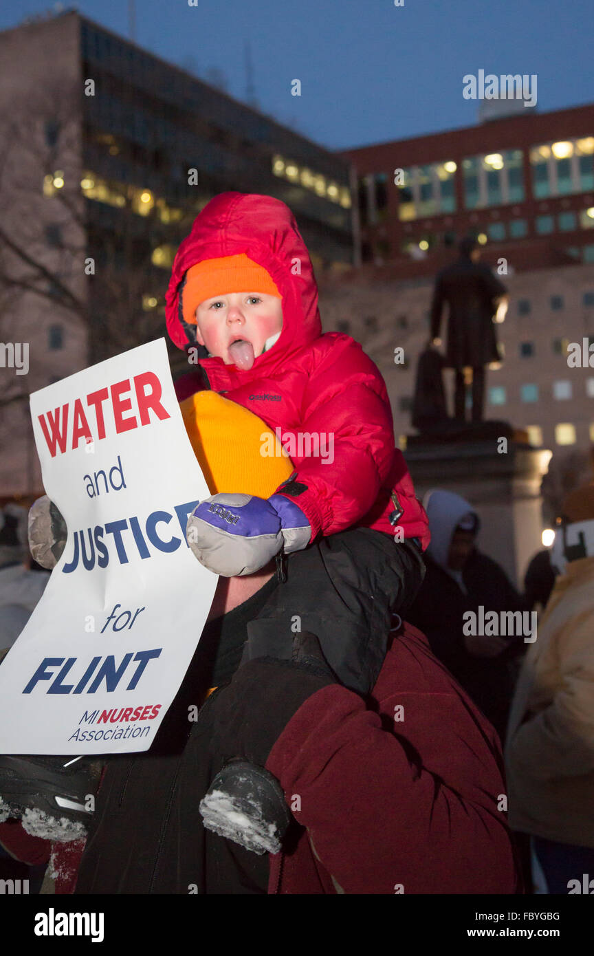 Lansing, Michigan - Trabajo y activistas comunitarios piquete Gobernador Rick Snyder anual sobre el estado de la intervención estatal, pidiendo que dimita porque el estado de la gestión de la crisis de agua en piedra. Crédito: Jim West/Alamy Live News Foto de stock