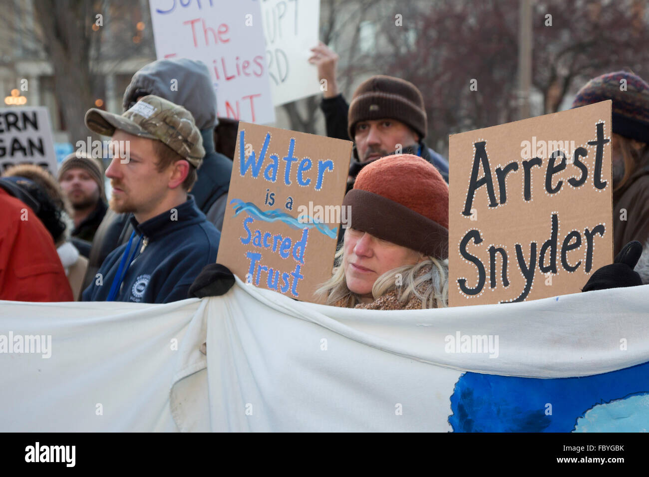 Lansing, Michigan - Trabajo y activistas comunitarios piquete Gobernador Rick Snyder anual sobre el estado de la intervención estatal, pidiendo que dimita porque el estado de la gestión de la crisis de agua en piedra. Crédito: Jim West/Alamy Live News Foto de stock