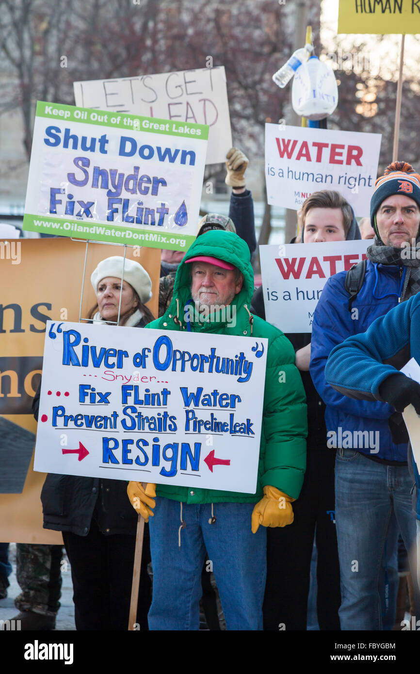 Lansing, Michigan - Trabajo y activistas comunitarios piquete Gobernador Rick Snyder anual sobre el estado de la intervención estatal, pidiendo que dimita porque el estado de la gestión de la crisis de agua en piedra. Crédito: Jim West/Alamy Live News Foto de stock