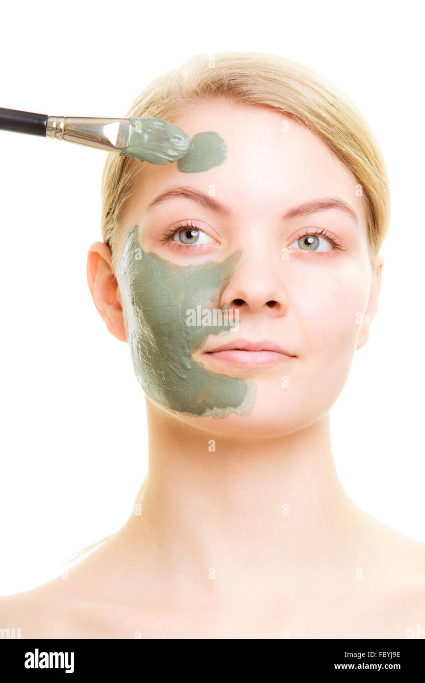 Cuidado de la piel. Mujer aplicar la arcilla mascarilla de lodo en la cara  Fotografía de stock - Alamy