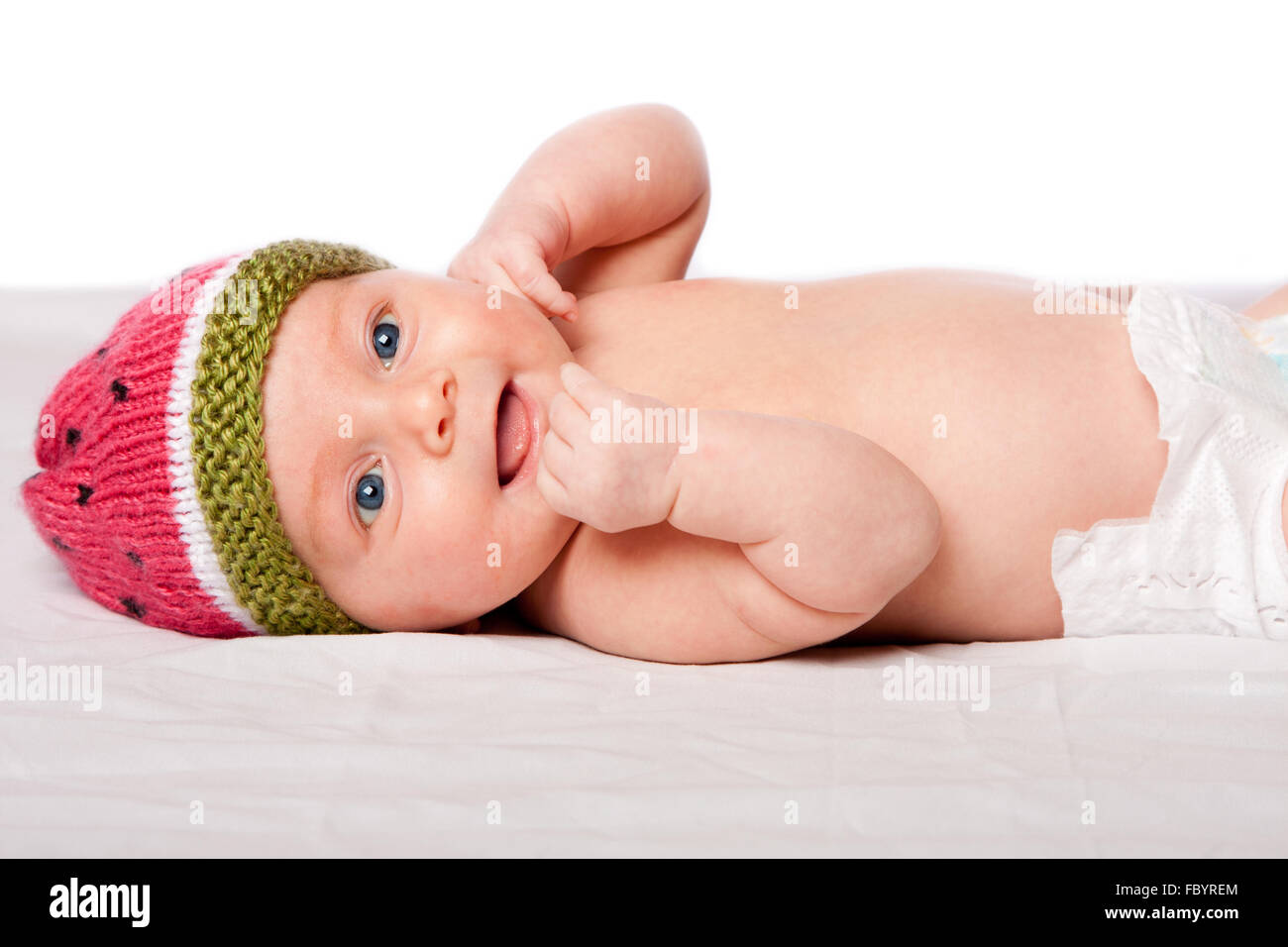 Feliz bebé lactante con sombrero Foto de stock