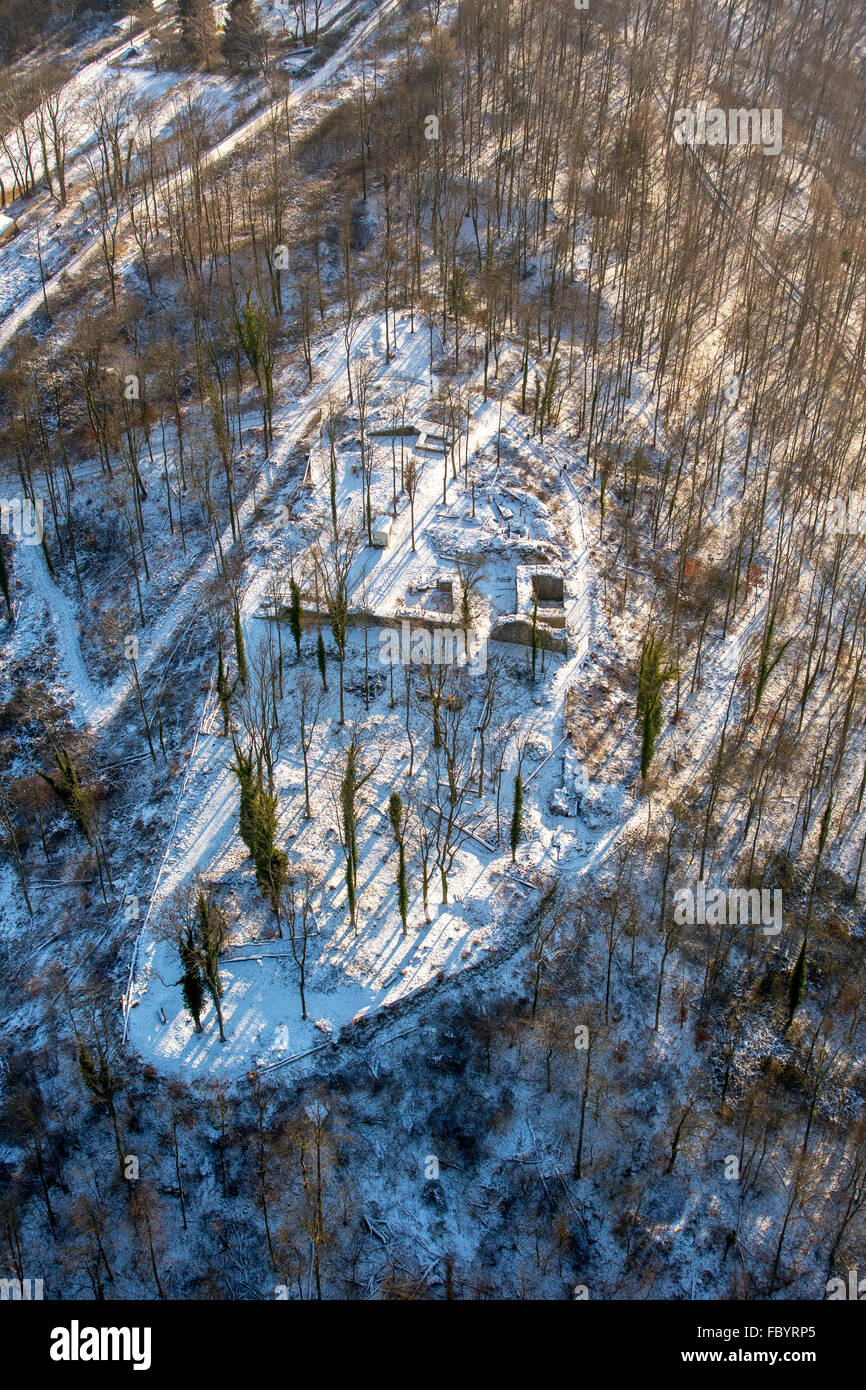 Vista aérea de la ruina del castillo, los hombres en la nieve, invierno, nieve, Arnsberg, Sauerland, Renania del Norte-Westfalia, Alemania, Europa, antena Foto de stock