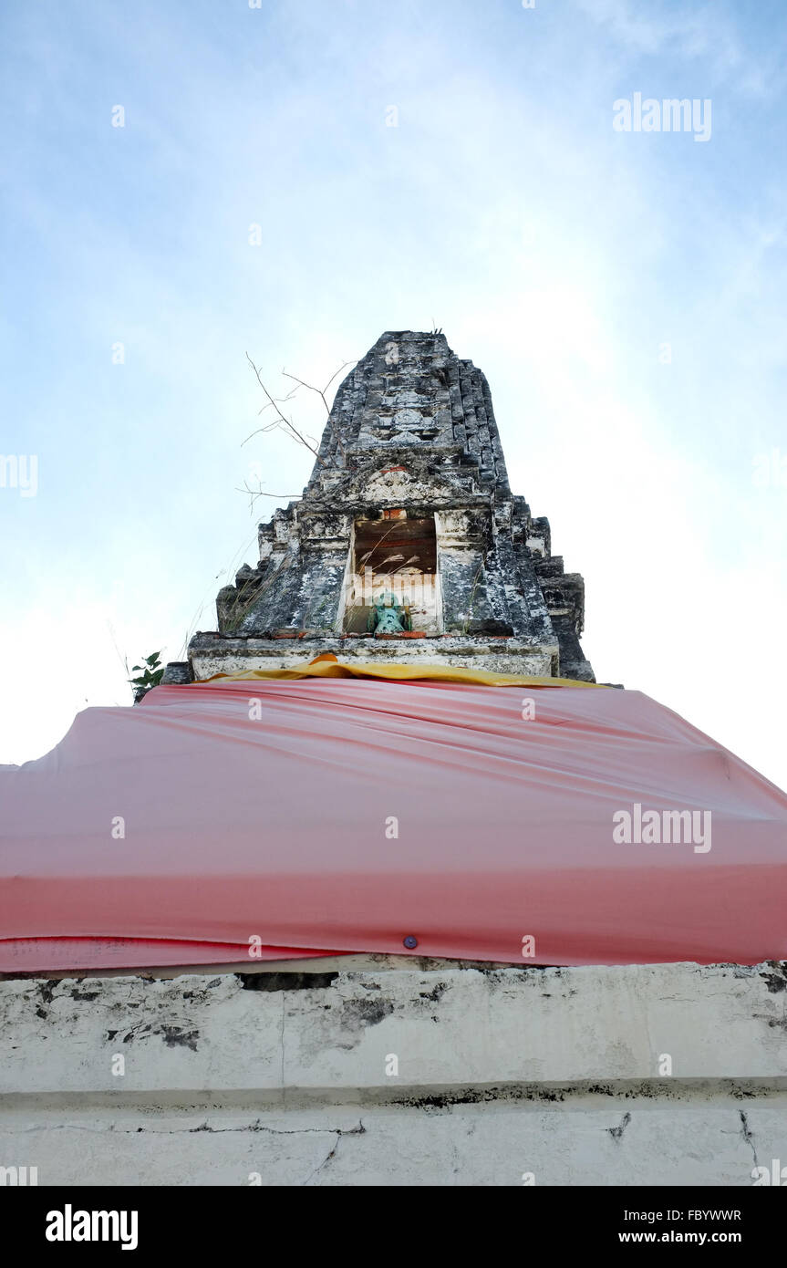 Antiguo stupa en templo de Tailandia con fondo de cielo azul Foto de stock