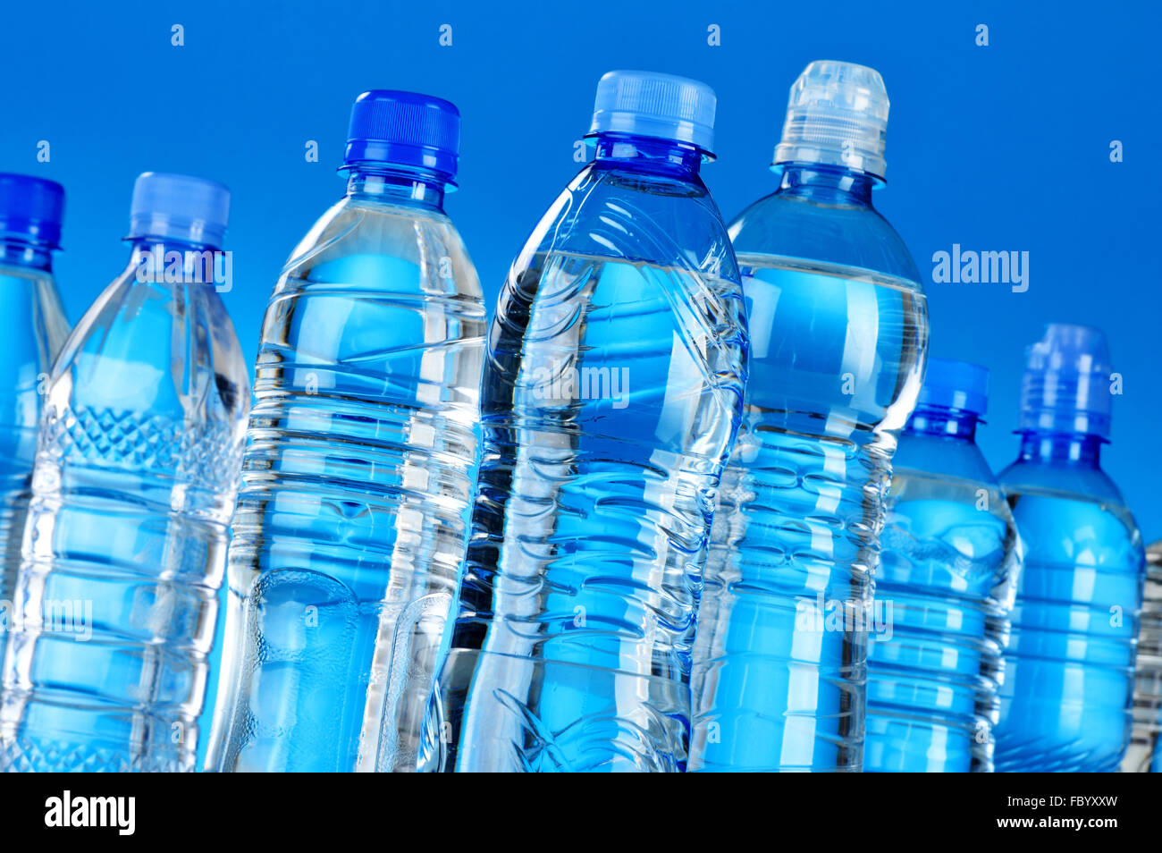 Composición con un surtido de botellas plásticas de agua mineral. Foto de stock