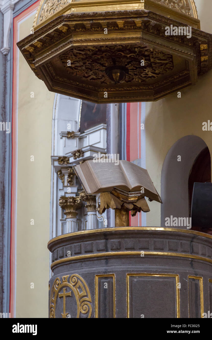 Biblia de púlpito y Templo del Ex-Hospital de San Juan de Dios, una iglesia católica romana del siglo XVII en Puebla, México. Foto de stock