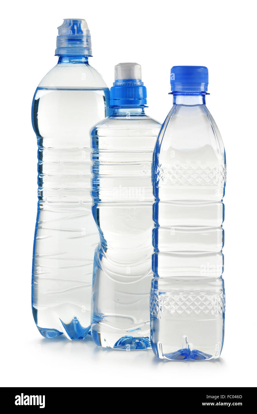 Las botellas de plástico de agua mineral aislado en blanco Foto de stock