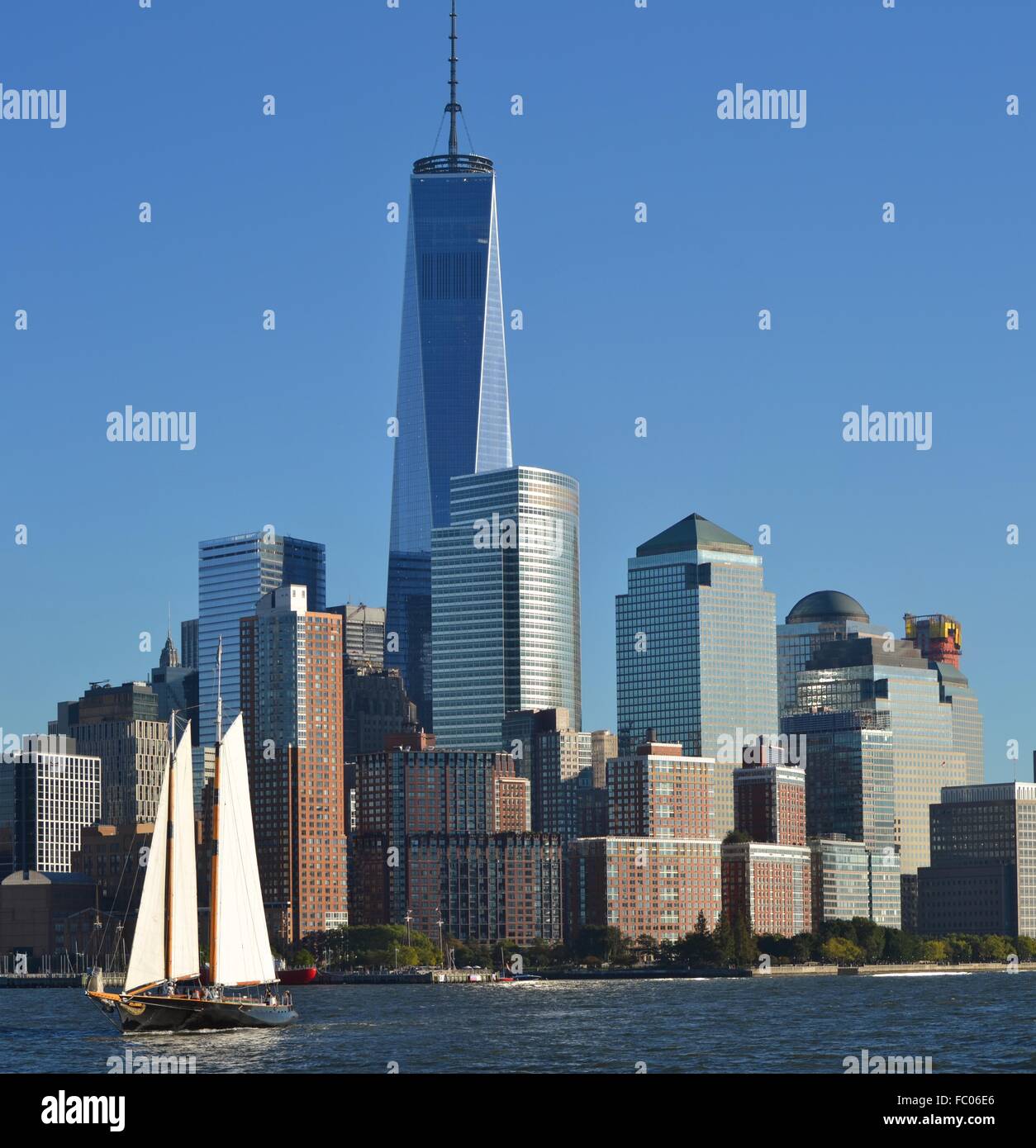 El centro de Manhattan y la Torre de la libertad desde el Puerto de Nueva York Foto de stock