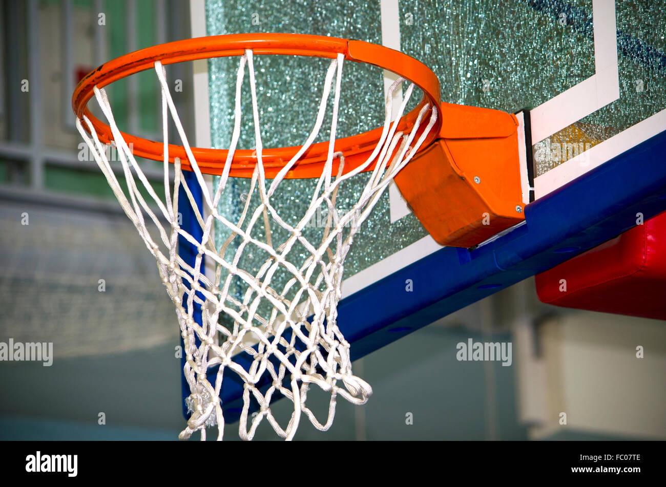 Anillo de baloncesto con una cuadrícula,un equipo deportivo,un anillo,una cuadrícula,juego,basketball,deporte,concursos,competencia,juego de baloncesto Foto de stock