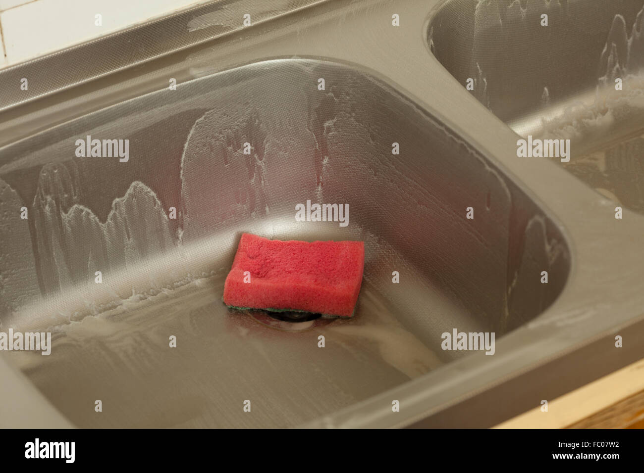 Esponja de metal para lavar platos aislado sobre un fondo blanco Fotografía  de stock - Alamy