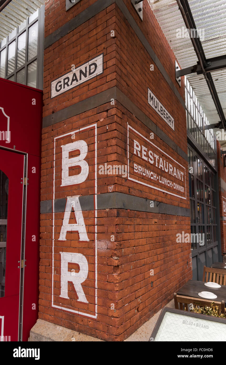 Barra pintados cartel en una pared de ladrillo rojo de Gelso y Grand bar y restaurante, en la esquina de Grand y la calle Mulberry, Little Italy. Foto de stock