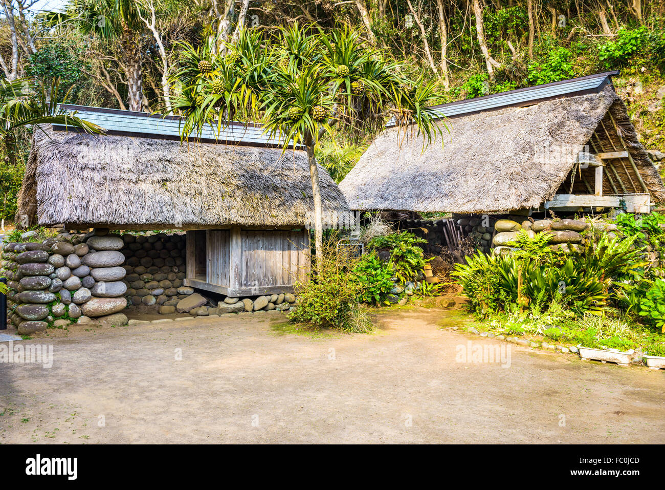 Village cabañas en Isla Hachijojima, Tokio, Japón, una ex colonia penal. Foto de stock