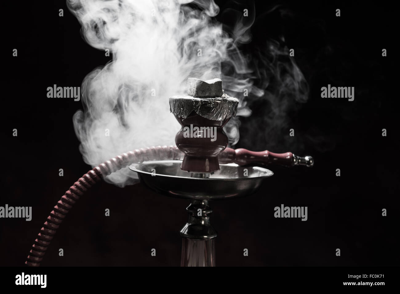 Still life fumar shisha con humo como telón de fondo, en blanco y negro Foto de stock
