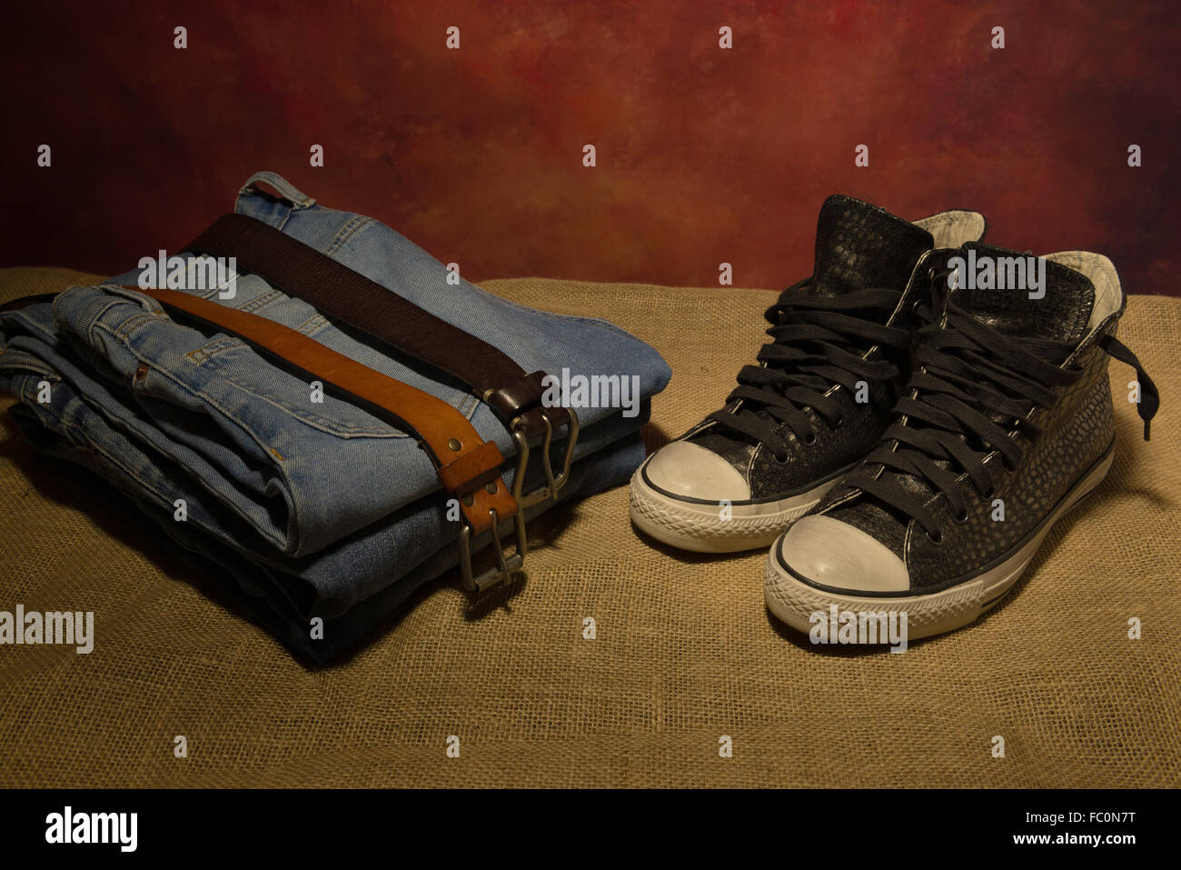 Still life hombres accesorios, zapatos negros, correa de cuero marrón, pantalones vaqueros, botas Foto de stock