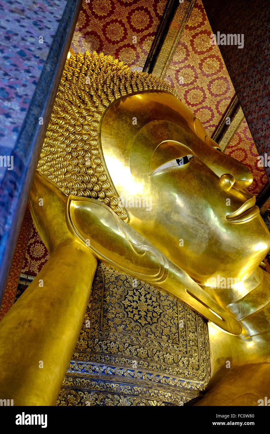 El Buda Reclinado de Wat Pho, Bangkok, Tailandia Foto de stock