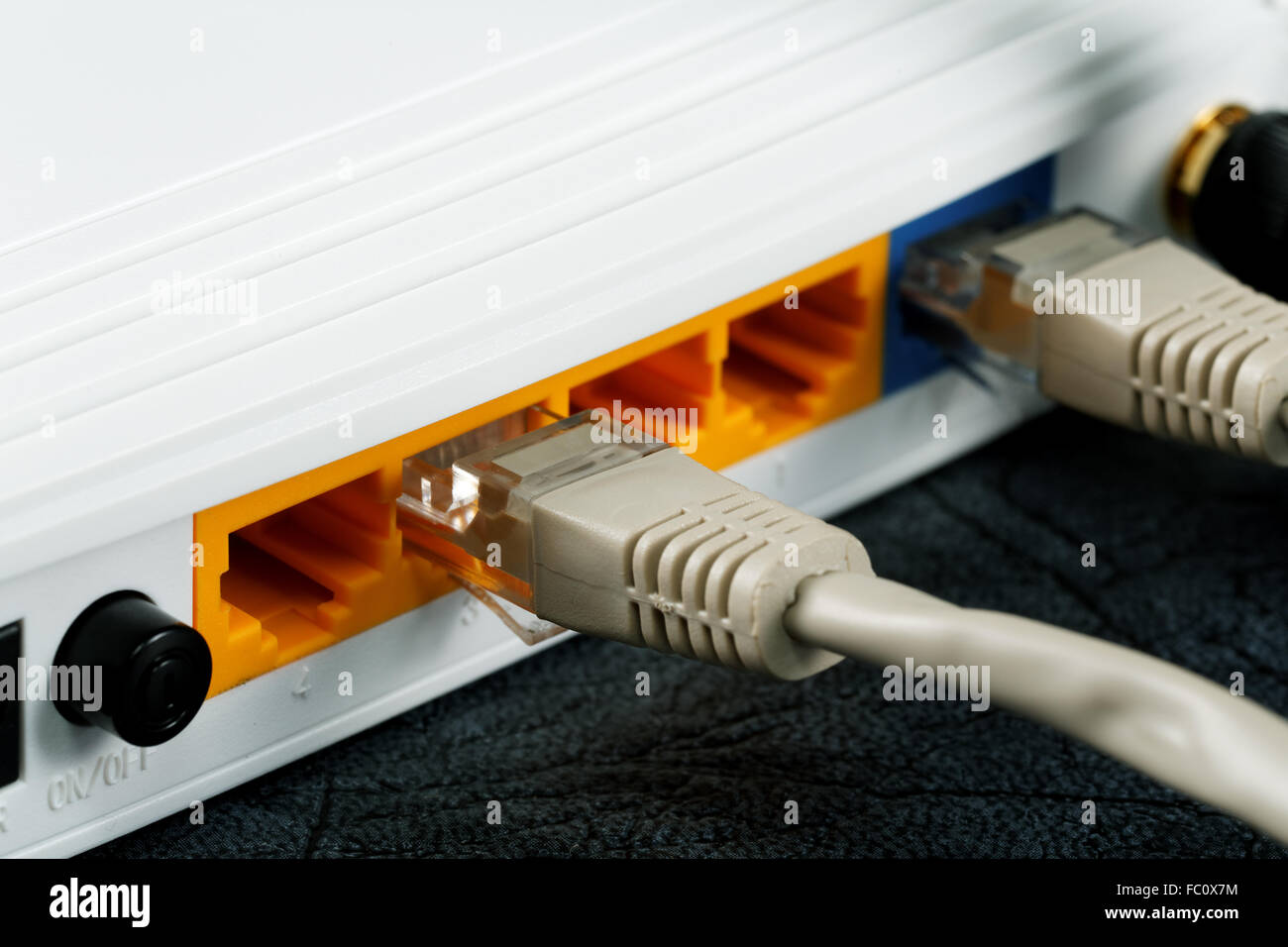 Routers inalámbricos y cable de red Foto de stock