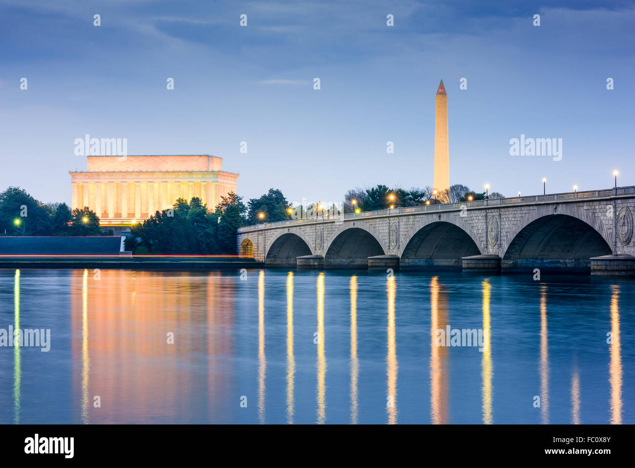 Washington DC, EE.UU., el horizonte sobre el río Potomac con el Lincoln Memorial, el Monumento a Washington, y el Arlington Memorial Bridge. Foto de stock