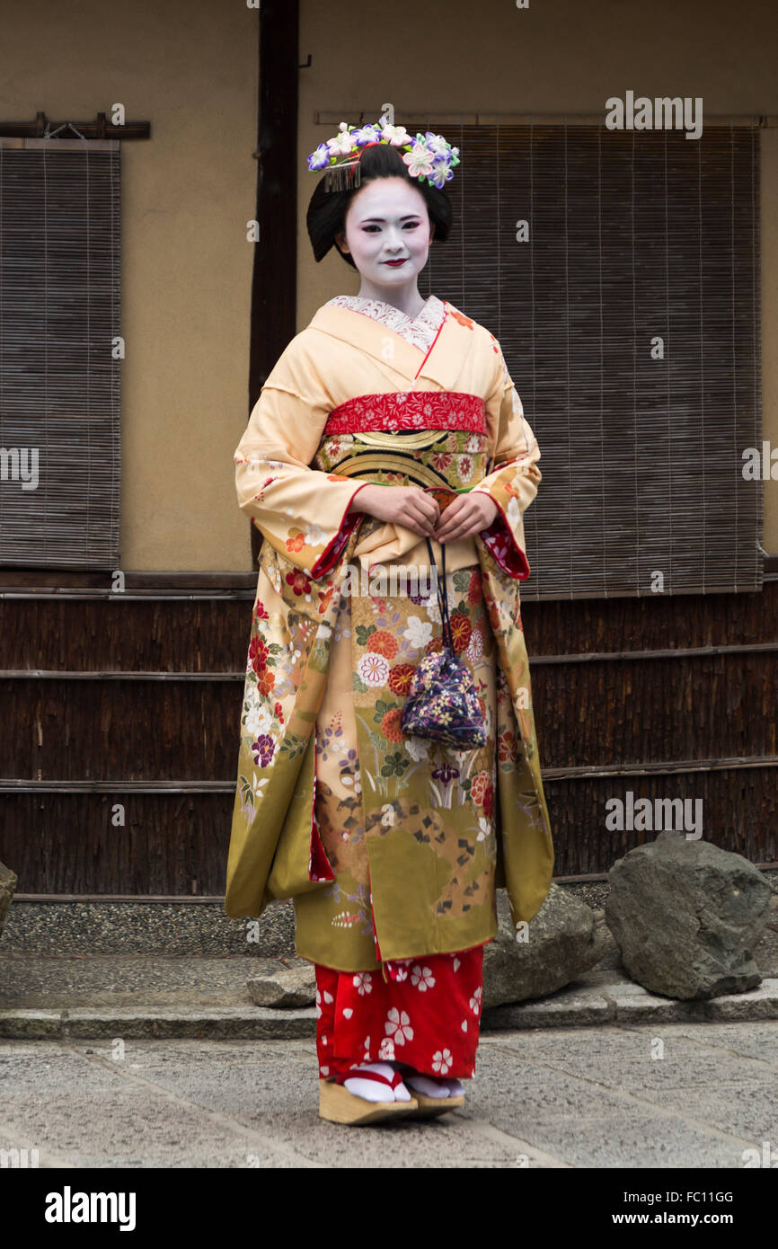 Los turistas vestidas con kimono tradicional japonés y maquillaje posan  para una fotografía en el Distrito Higashiyama de Kyoto el 16 de enero de  2016, en Kyoto, Japón. Alquiler de kimono es