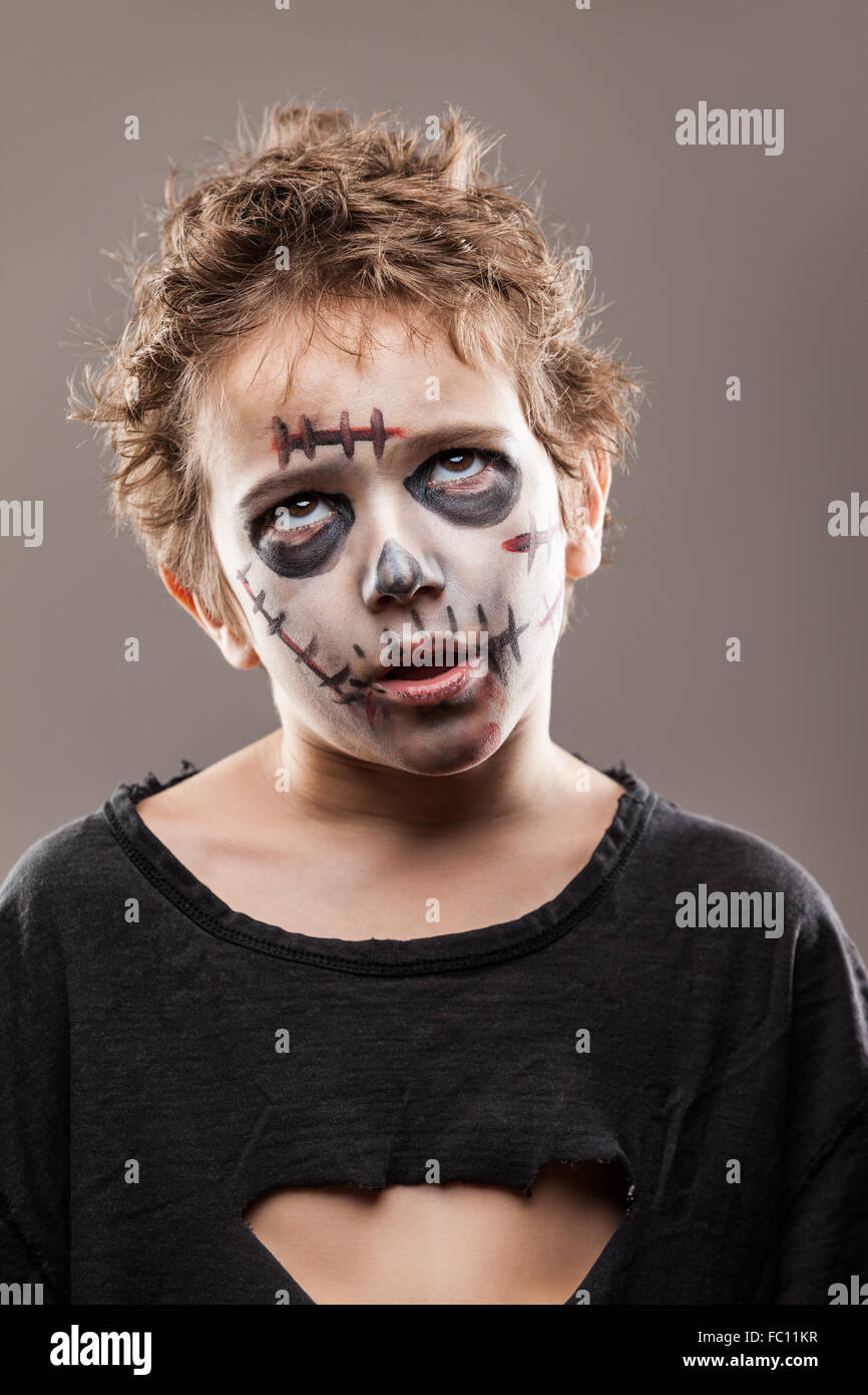 Child face zombie makeup fotografías e imágenes de alta resolución - Alamy