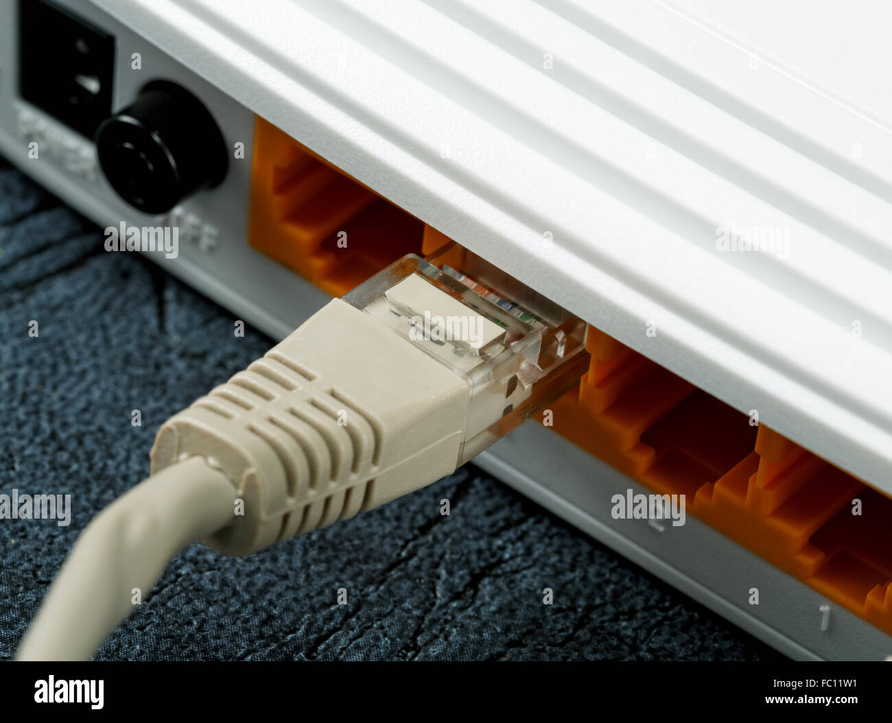 Routers inalámbricos y cable de red Foto de stock