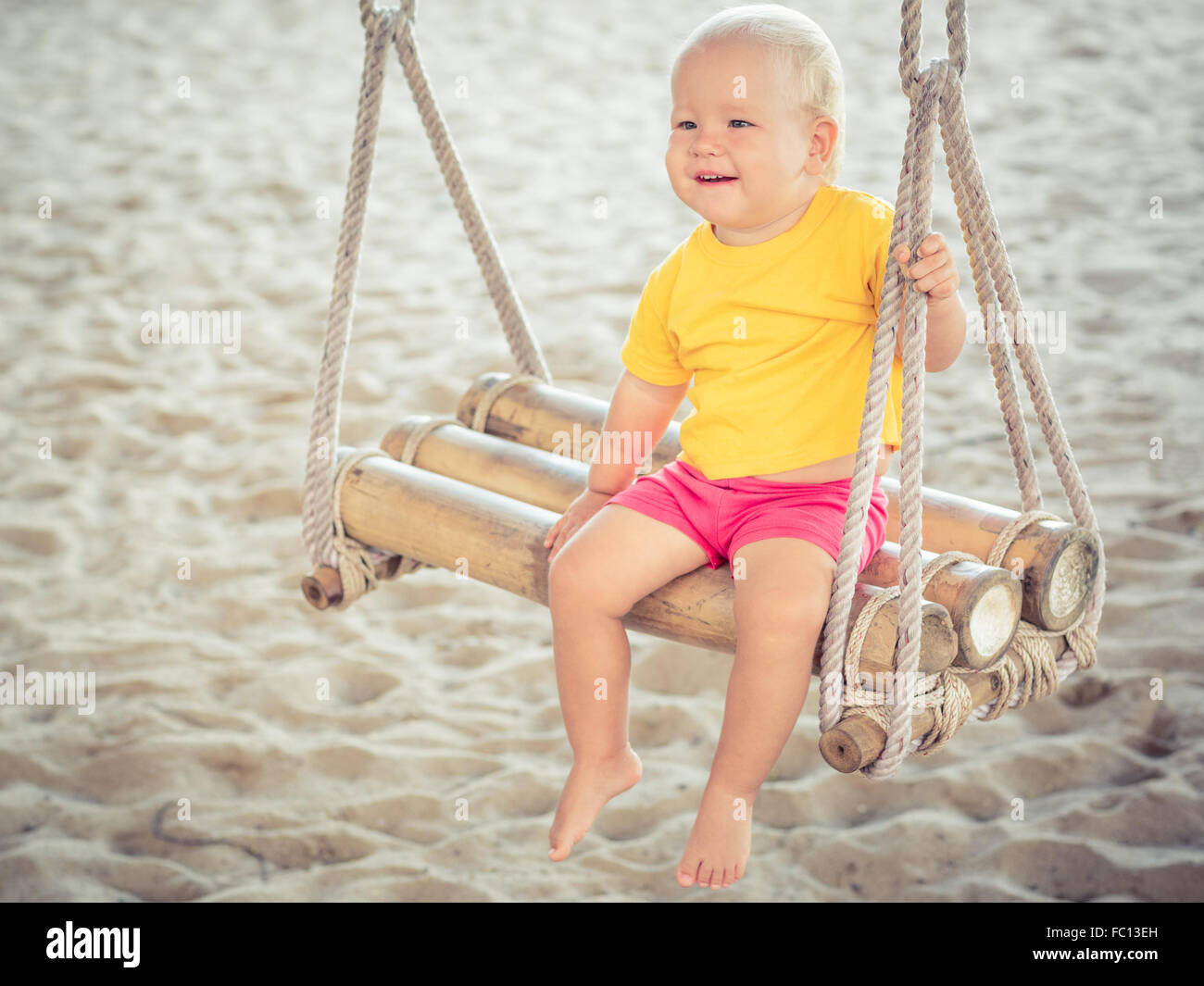 Bebé en un columpio fotografías e imágenes de alta resolución - Alamy