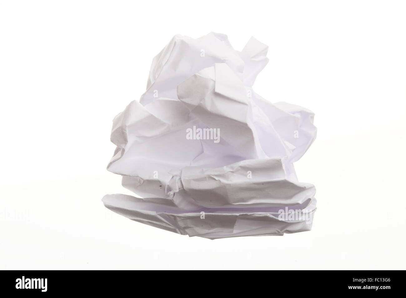 Papel arrugado aislado sobre fondo blanco. Foto de stock