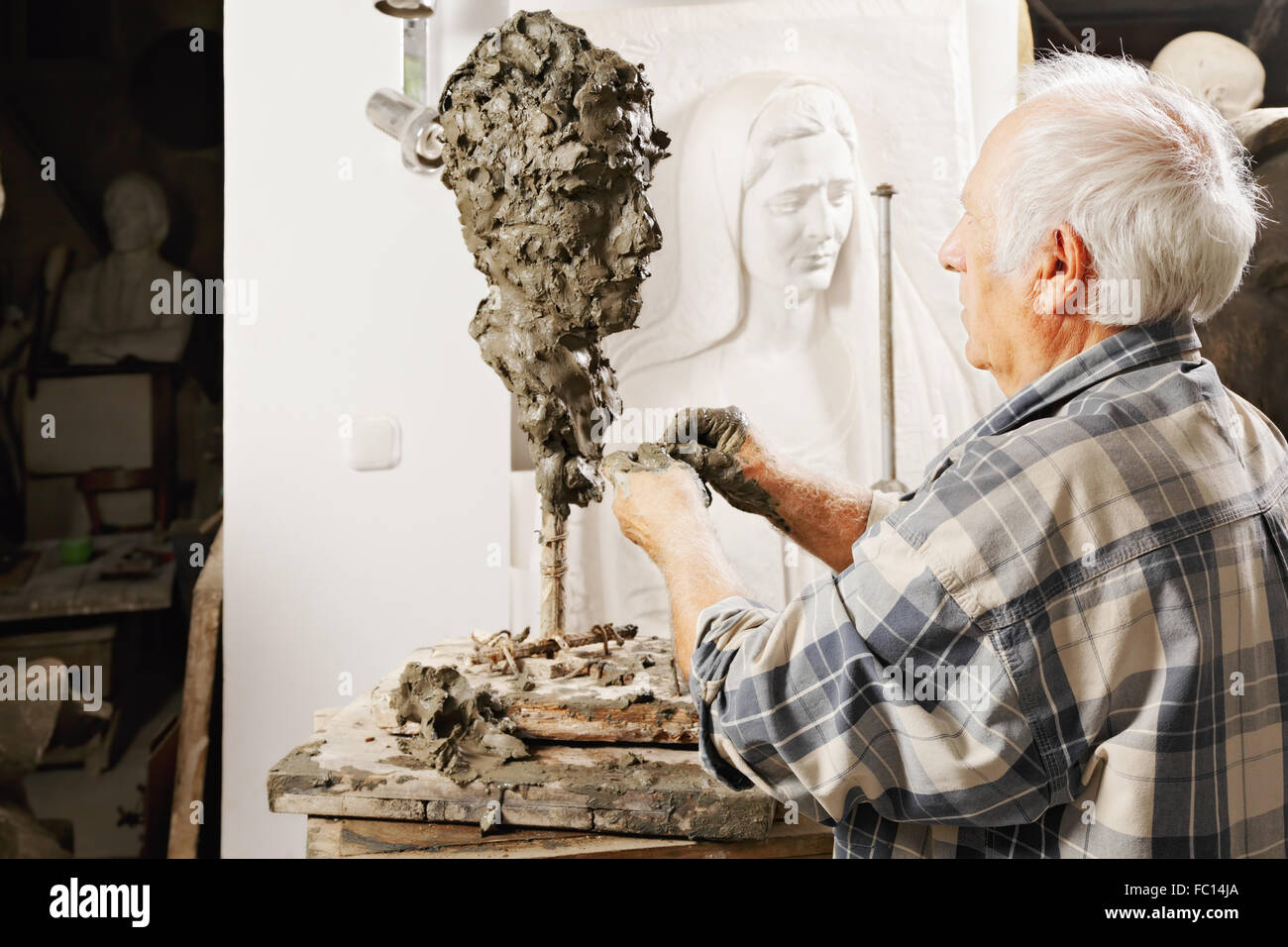 Escultor ancianos hacer escultura Foto de stock