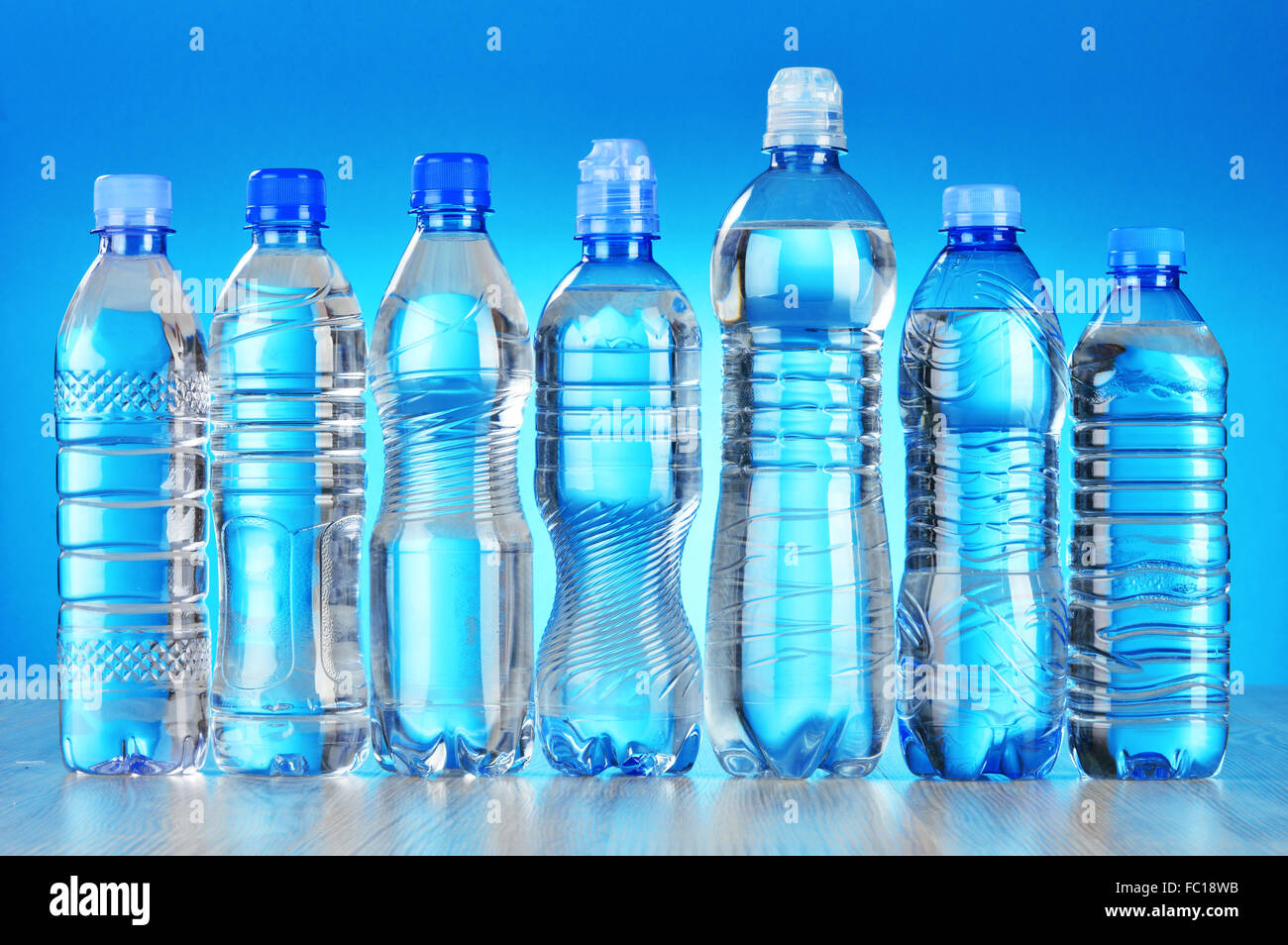 Composición con un surtido de botellas plásticas de agua mineral. Foto de stock