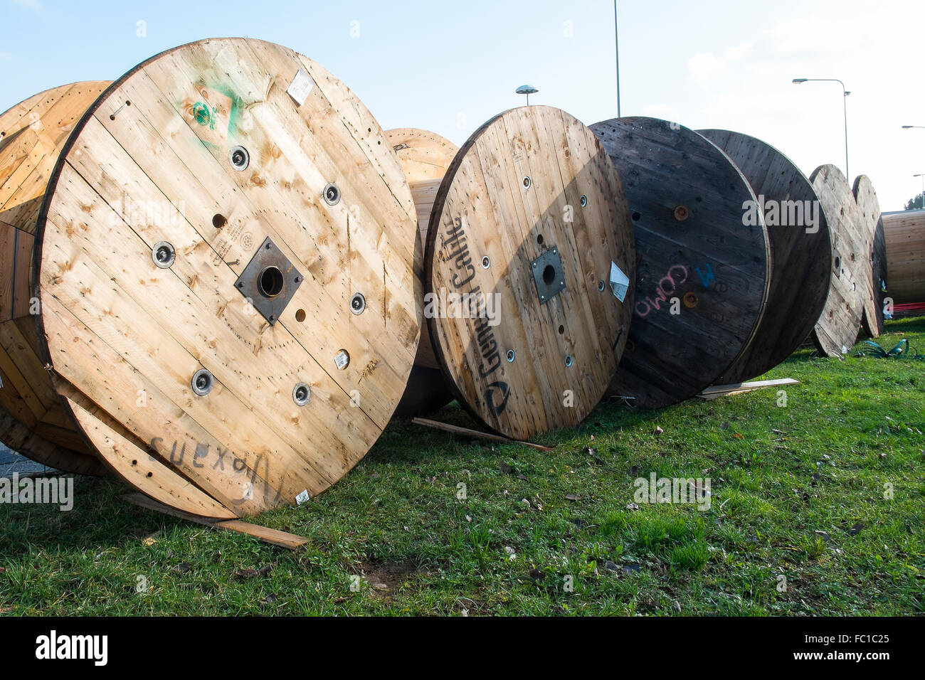 Grandes carretes de madera para cable eléctrico Fotografía de stock - Alamy