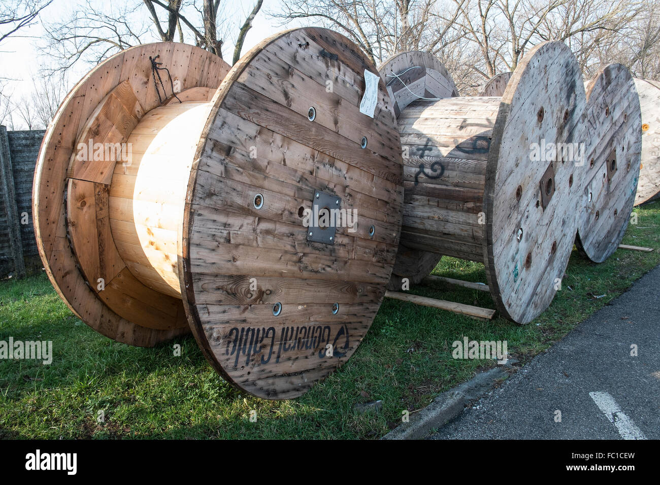 Grandes carretes de madera para cable eléctrico Fotografía de stock - Alamy