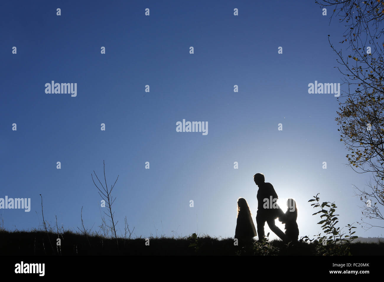 Paseo en familia al atardecer. Foto de stock