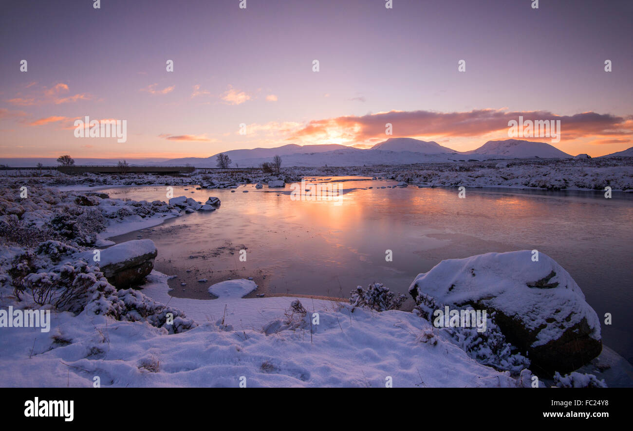 Mañana de invierno en el lago Ba en Glencoe, Escocia, Reino Unido Foto de stock