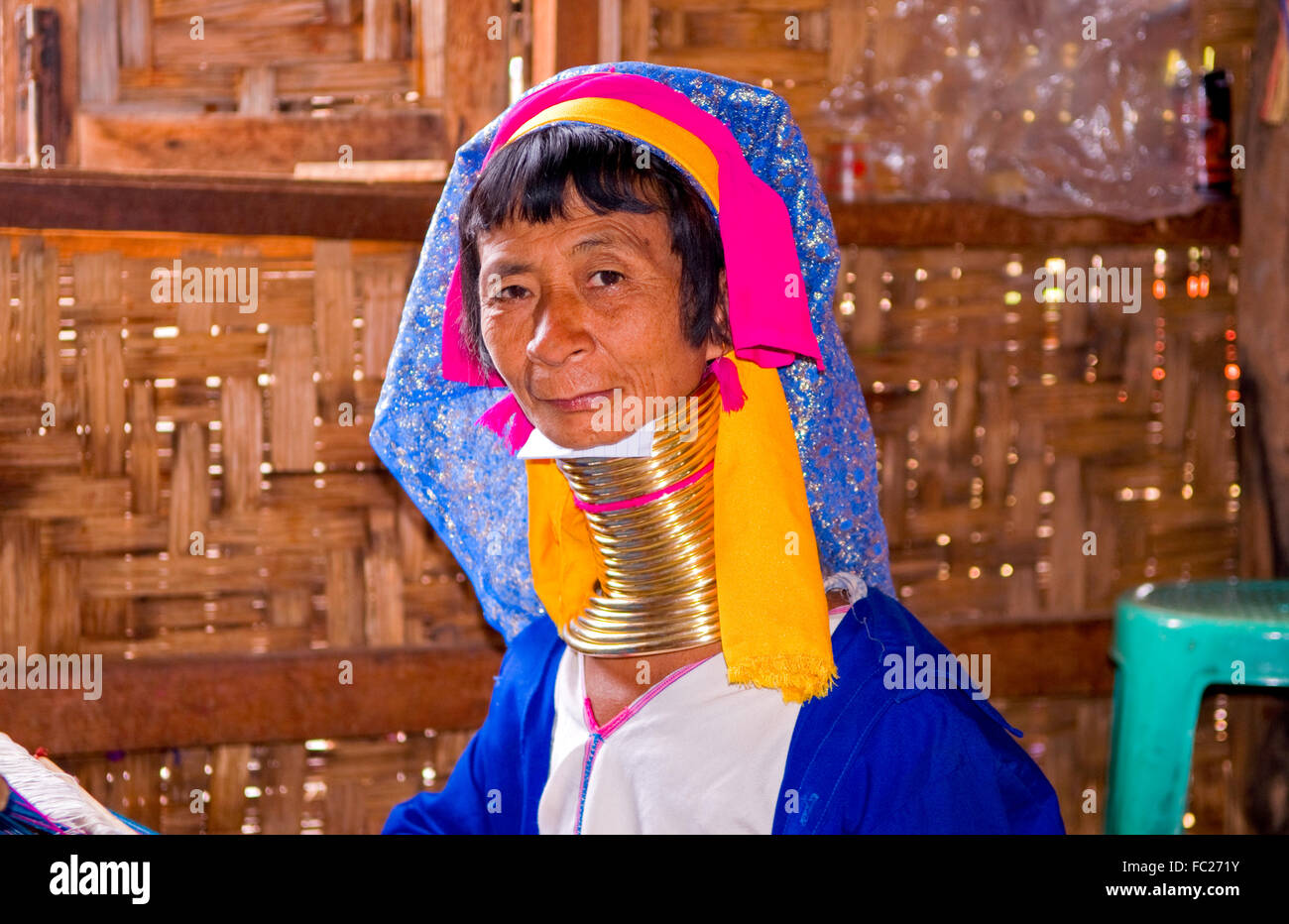 Una mujer vestida con su tradicional pañuelo de cabeza y cuellos en Lago Inle, Myanmar Foto de stock