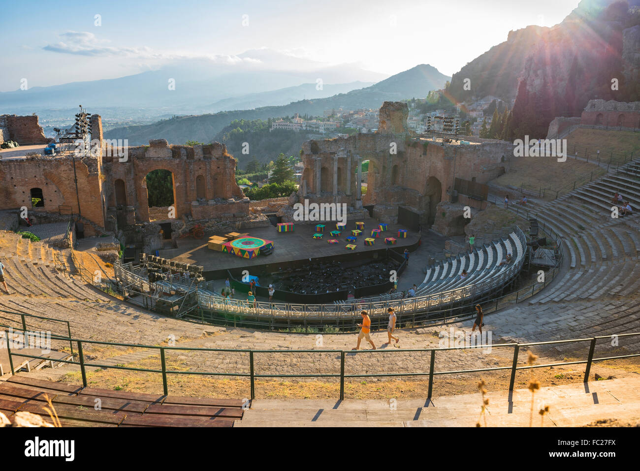 Teatro Griego de Taormina, vista al atardecer de la gente caminando en el antiguo teatro griego) Taormina, Sicilia. Foto de stock