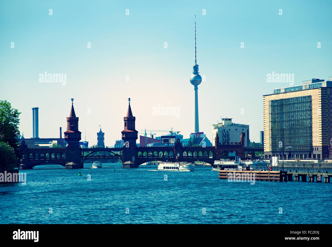 Berlin Skyline Oberbaumbruecke Foto de stock