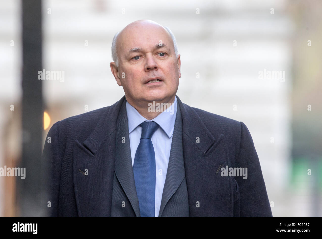 Iain Duncan Smith, Secretario de Estado de trabajo y pensiones,llega al número 10 de Downing Street para una reunión del gabinete Foto de stock
