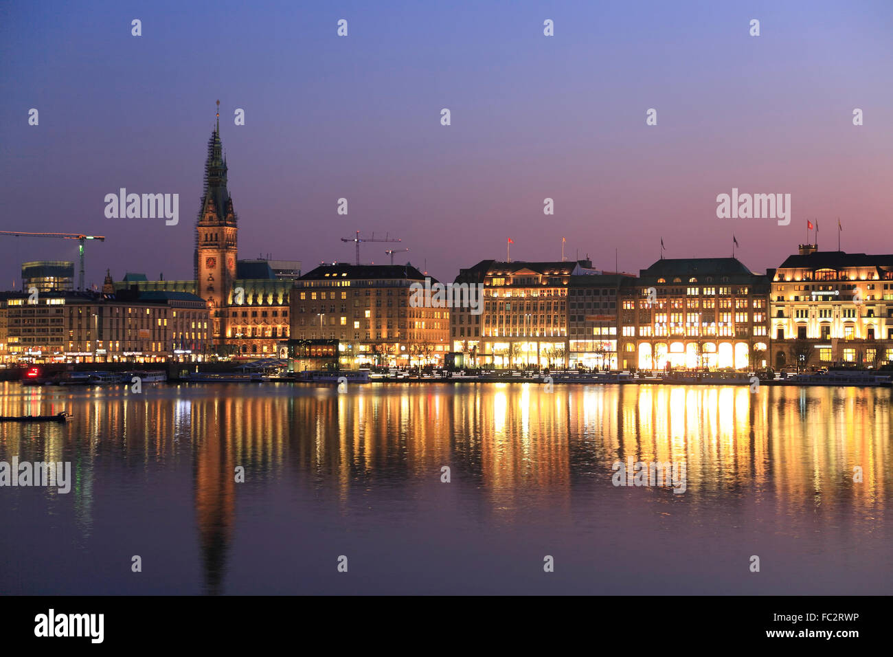 Noche vista sobre el lago Binnenalster (Alster) a la ciudad de Hamburgo, Alemania, Europa Foto de stock
