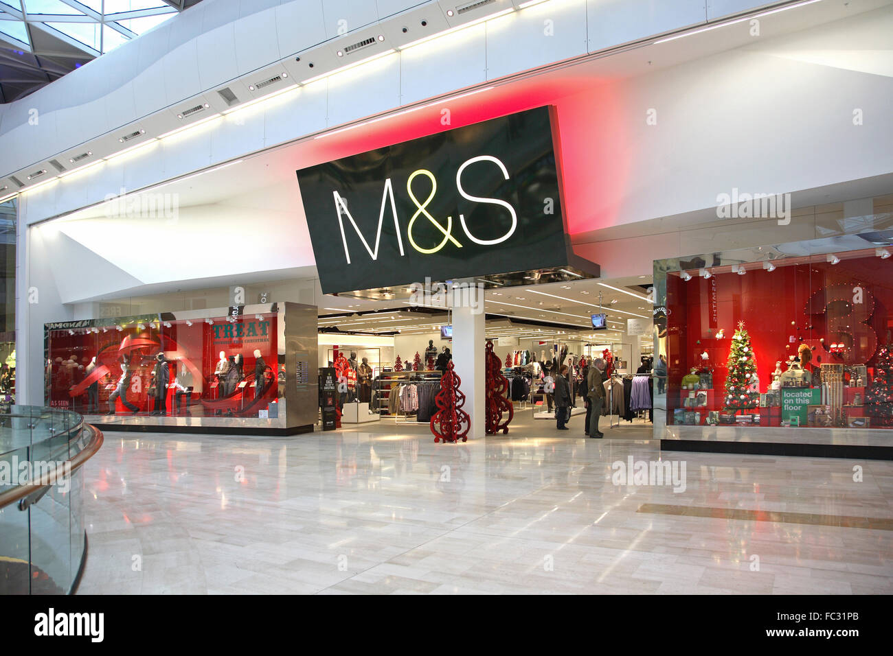 El Marks & Spencer tienda en el centro comercial Westfield London en el oeste de Londres. Windows vestidos para Navidad. Foto de stock