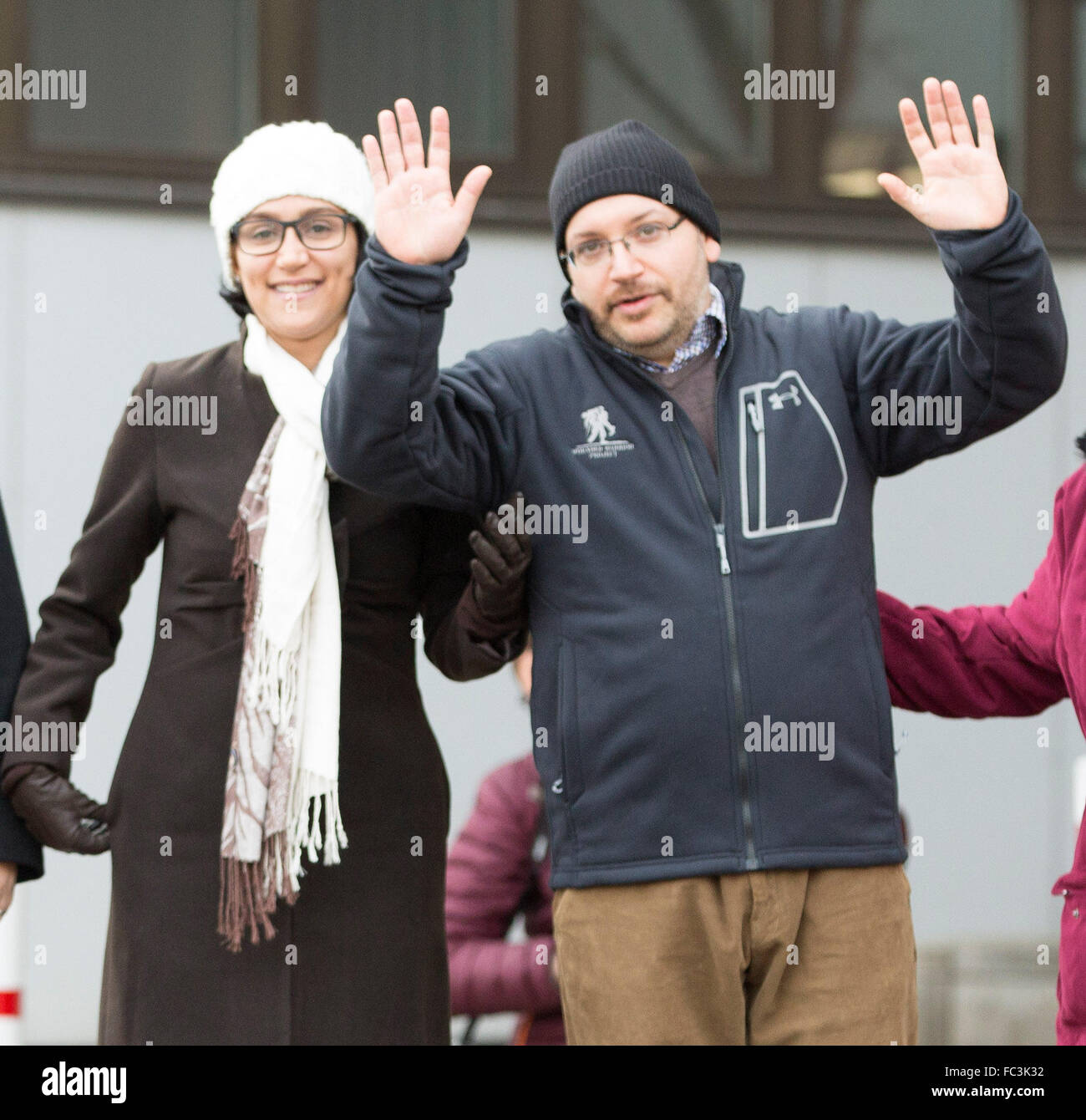 Landstuhl, Alemania. 20 ene, 2016. Liberado el periodista estadounidense Jason Rezaian stands junto con su esposa Yeganeh delante del hospital militar estadounidense en Landstuhl, Alemania, el 20 de enero de 2016. Foto: REINER VOSS/dpa/LRS/dpa/Alamy Live News Foto de stock