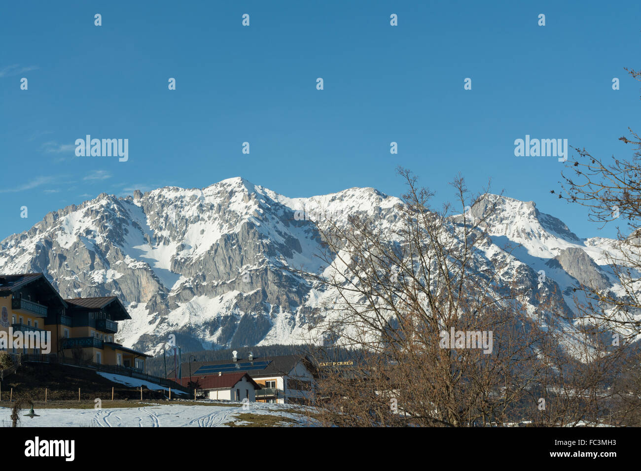 Área de vacaciones de invierno montañas Dachstein Foto de stock