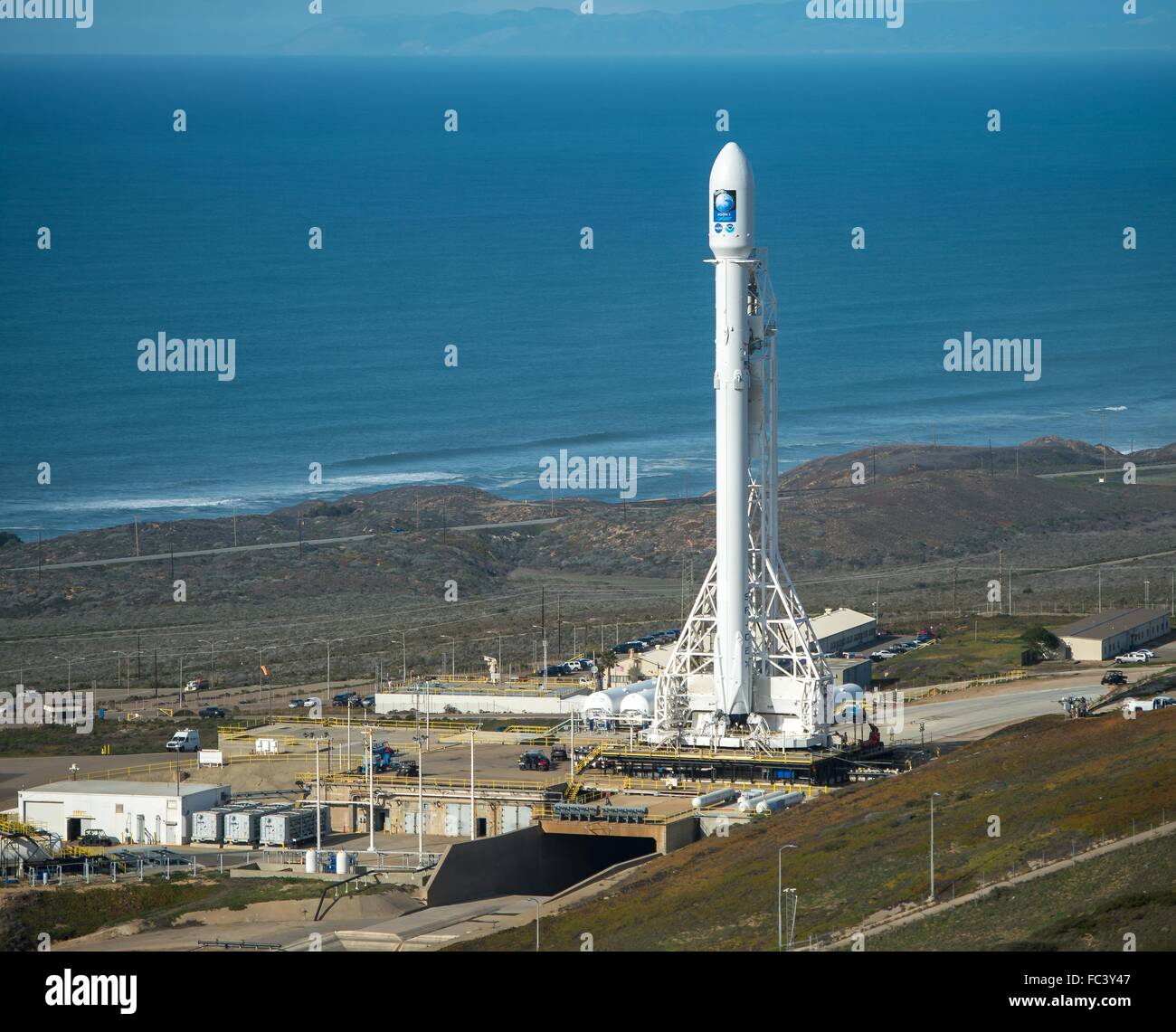 El cohete SpaceX Falcon 9 prepara para su lanzamiento con el Jason-3 a bordo de naves espaciales en la base de la Fuerza Aérea Vandenberg en el Complejo de Lanzamiento Espacial 4 East, 16 de enero de 2016 en la base Vandenberg, California. Foto de stock