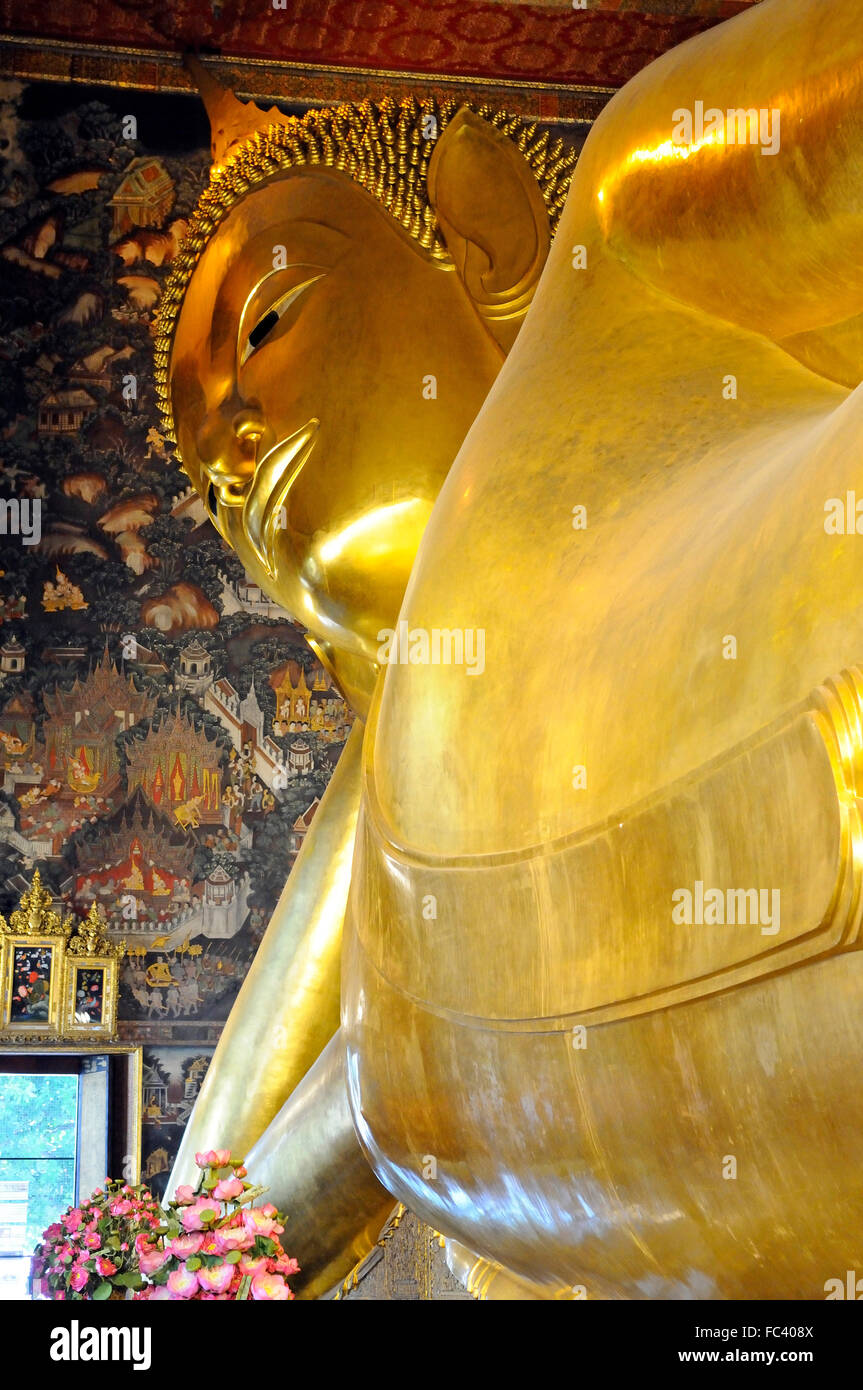 Golden Buddha Reclinado en el templo Wat Pho (Wat Phra Chetuphon), Bangkok (Tailandia), el Sudeste Asiático, Asia Foto de stock