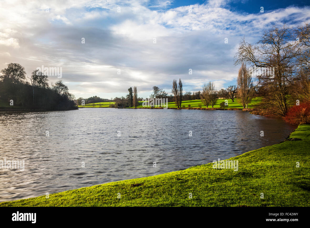 Vistas del lago y del parque en Bowood House en Wiltshire en el invierno. Foto de stock