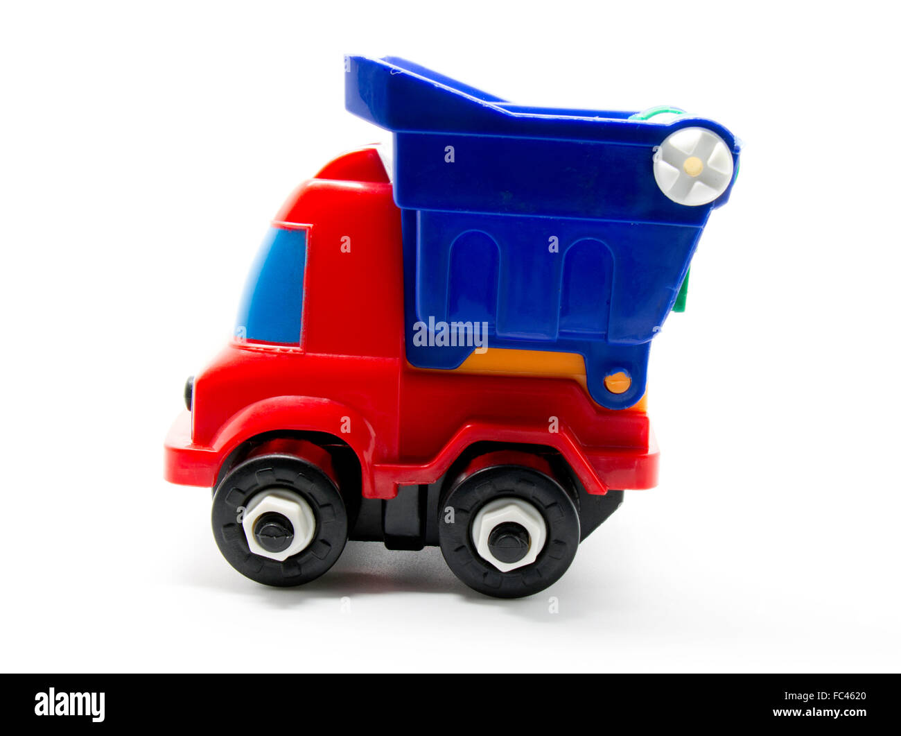 Coche de juguete carretilla color aislado sobre fondo blanco para conceptos de cadena de suministro y logística Foto de stock